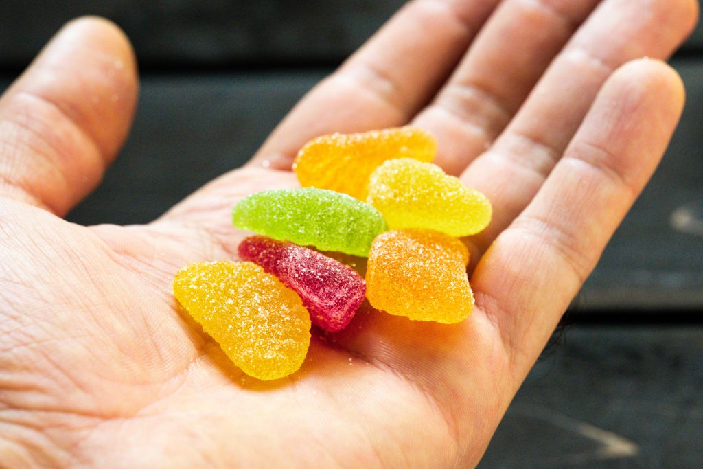 別只擔心高血糖，「低血糖」更致命！出現這 5 種症狀請立刻吃糖